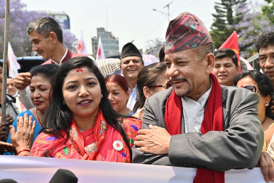 काठमाडाैंकाे मेयर र उपमेयरमा एमालेकाे उम्मेदवारी दर्ता, बाजागाजासहित पुगे केशव र सुनिता
